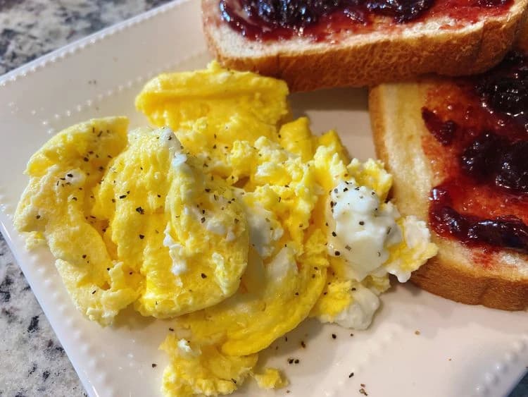 Fluffy scrambled eggs in air fryer